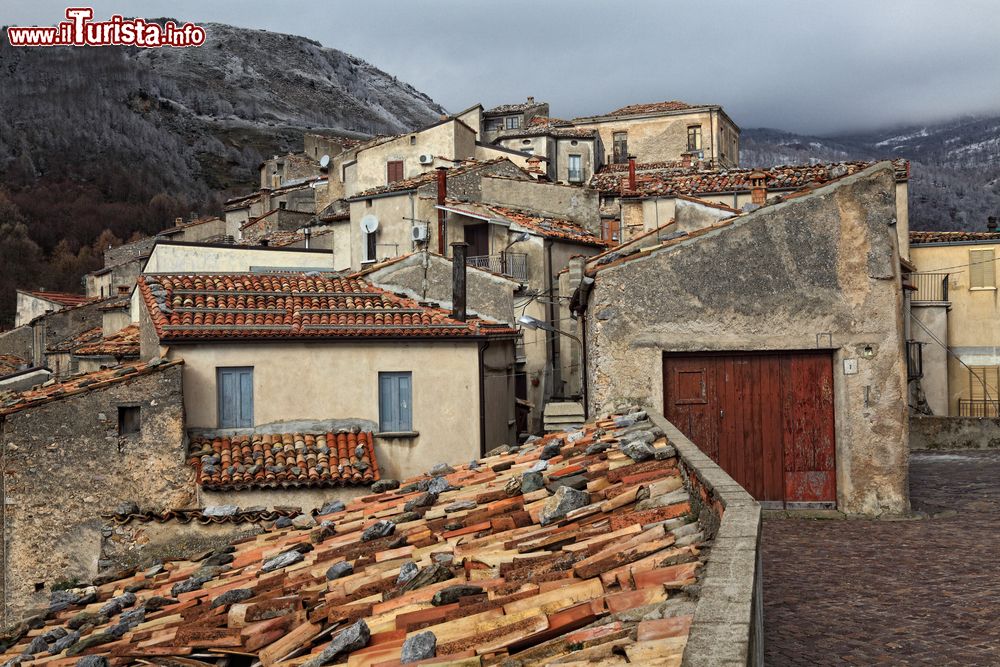 Immagine Le case del borgo di San Donato di Ninea tra i monti della Calabria