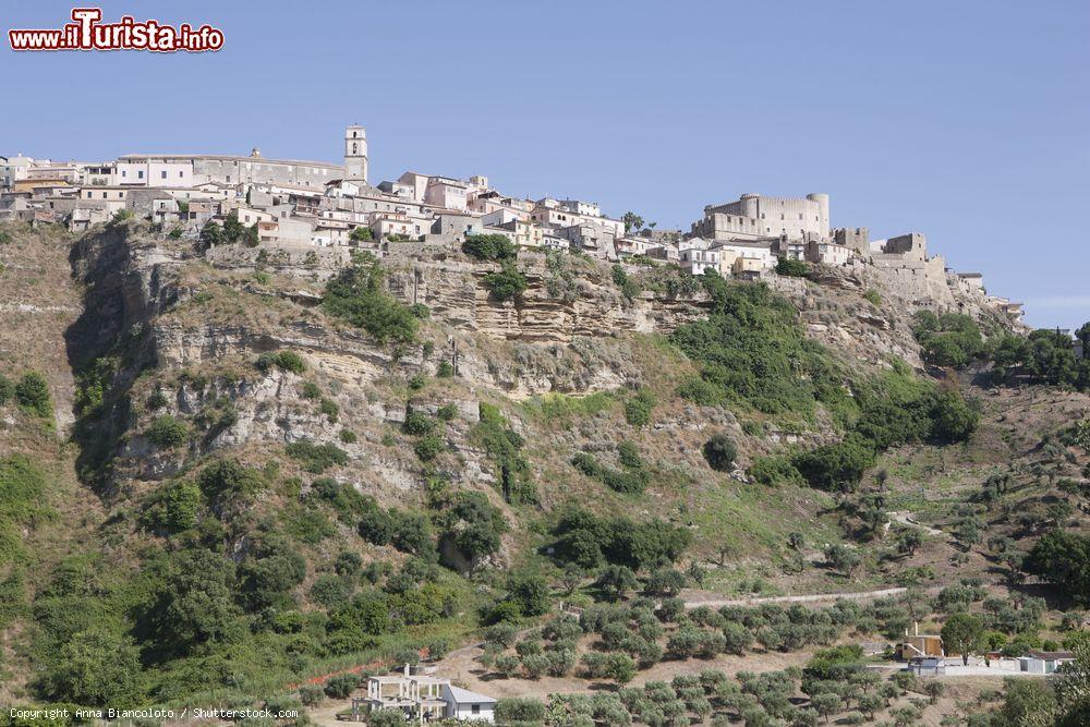 Immagine Le case del borgo di Santa Severina, Strada del Vino, dei Saperi e dei Sapori della Calabria - © Anna Biancoloto / Shutterstock.com