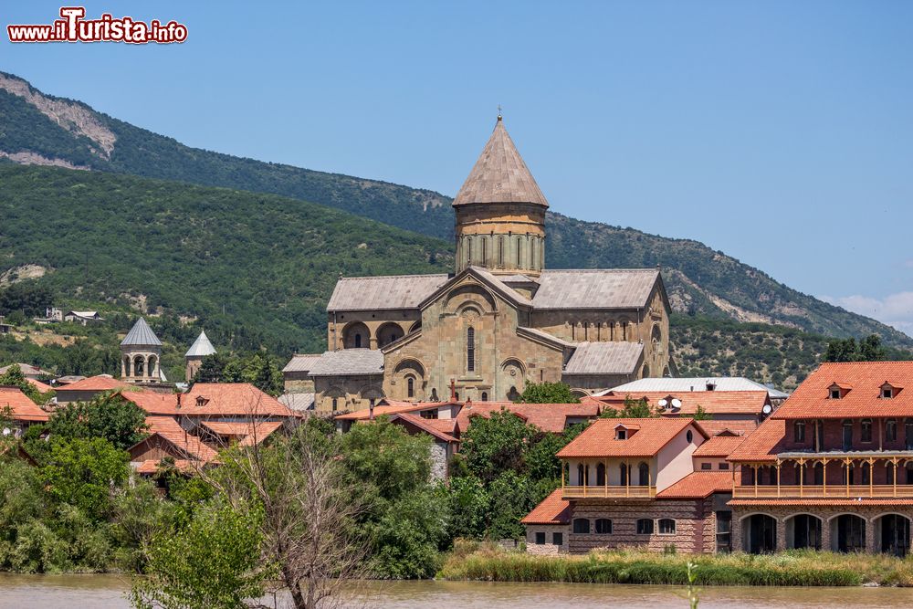 Immagine Le case del centro di Mtskheta e la Cattedrale della tunica di Gesù (Svetitskhoveli)