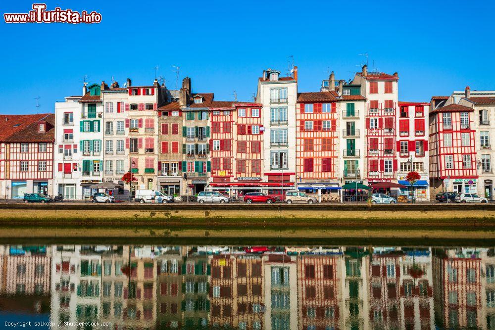 Immagine Le case del centro storico di Bayonne (Francia) riflesse sul molo del fiume Nive - © saiko3p / Shutterstock.com