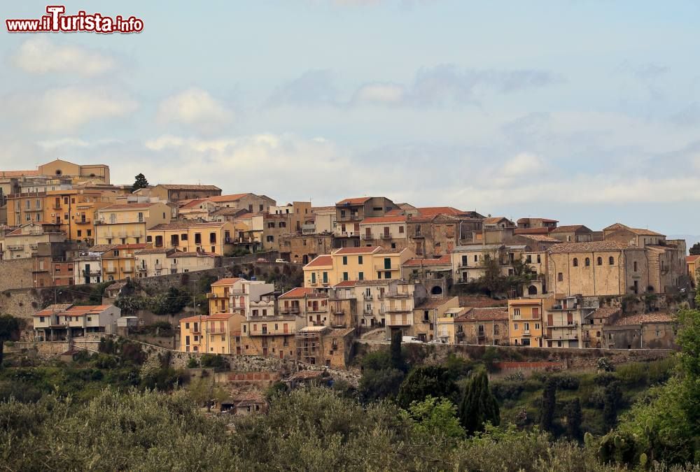 Immagine Le case del centro storico di Castroreale in Sicilia