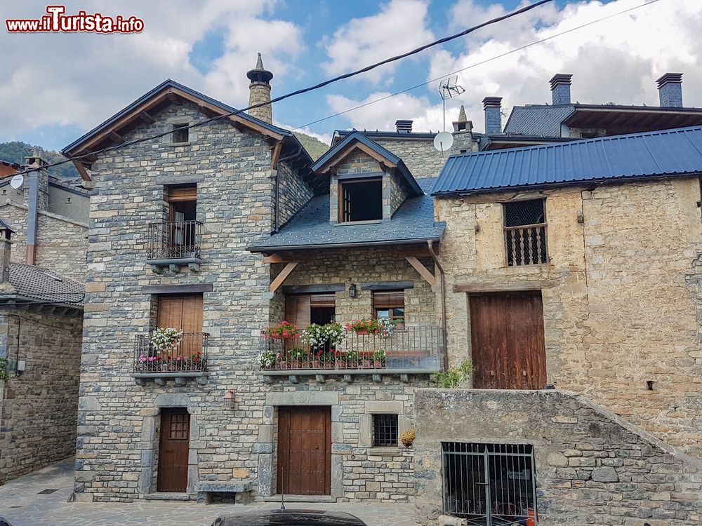 Immagine Le case del centro storico medievale di Ainsa, Spagna. In pietra e con elementi in legno, queste belle dimore rappresentano l'autenticità del villaggio che sembra essersi fermato in un mondo senza tempo.