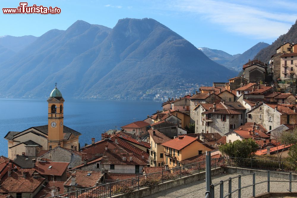 Immagine Le case del piccolo centro di Colonno, sulle sponde occidentali del Lago di Como