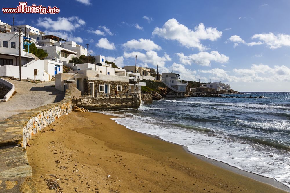 Immagine Le case del porto di Alopronia, isola di Sikinos, Grecia.