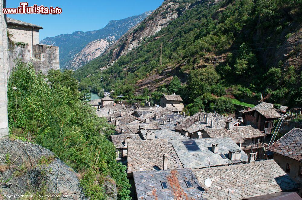 Immagine Le case del Villaggio di Bard che affiancano il grande castello della Valle d'Aosta. L'abitato conta di una popolazione di poco più di 130 residenti  ed è il più piccolo comune della regione - © Naeblys / Shutterstock.com