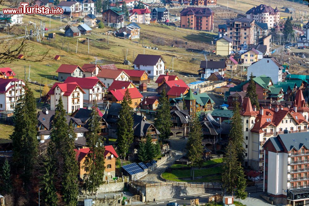 Immagine Le case del villaggio di Bukovel, Ucraina, viste dall'alto. Questa località è stata progettata a tavolino dal nulla per realizzare un moderno comprensorio sciistico in posizione strategica rispetto ad altri stati europei.