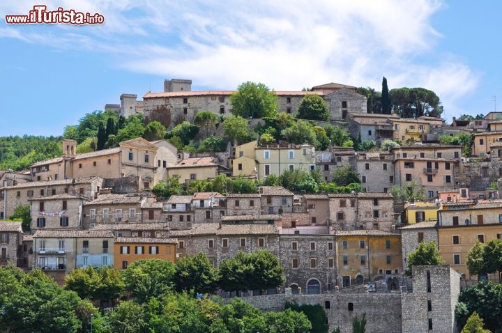 Immagine Le case della Narni medievale, si presentano come un vecchio presepe colorato, arroccato sulla montagna, sicuramente uno dei borghi piu belli di tutta l'Umbria - © Mi.Ti. / Shutterstock.com