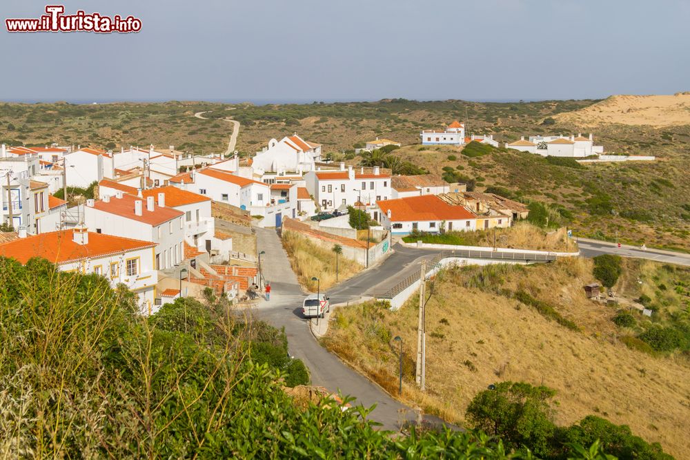Immagine Le case di Carrapateira, villaggio in Algarve, sud del Portogallo.