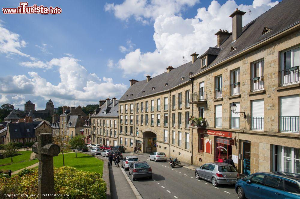 Immagine Le case di Fougères situate nei pressi del castello medievale, Bretagna, Francia. Questa città è oggi non solo un rilassato centro in cui respirare l'atmosfera medievale ma anche una località importante per la produzione calzaturiera e del vetro - © gary yim / Shutterstock.com
