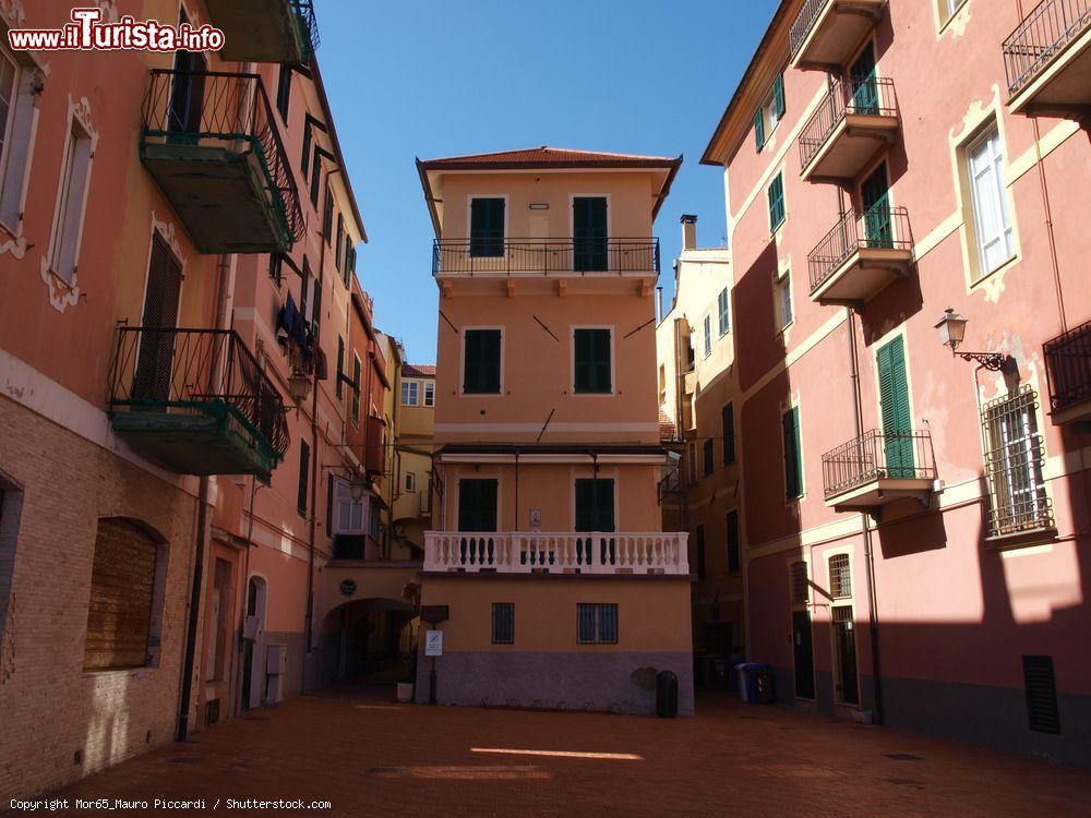 Immagine Le case di Laigueglia affacciate sul centro storico, Liguria - © Mor65_Mauro Piccardi / Shutterstock.com