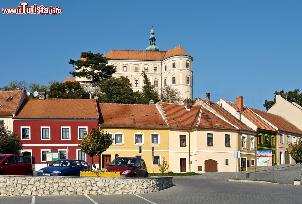 Immagine Le case di mikulov e il castello sulla collina, siamo in Moravia