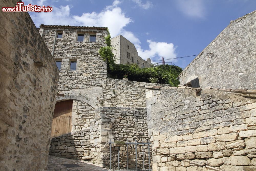 Immagine Le case di sasso del centro di Lacoste in Provenza