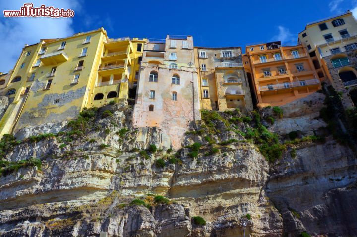 Immagine Le case del borgo di Tropea, sulla scogliera a picco sul mare della Calabria - © elen_studio / Shutterstock.com