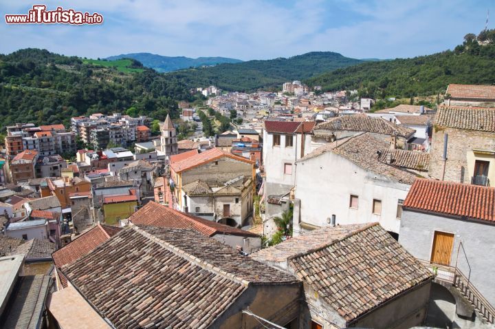 Immagine Le case di Tursi, panorama del centro storico del borgo della Basilicata. Il centro abitato della città è diviso in gran parte dal torrente Pescogrosso che deriva il suo nome dagli enormi massi ritrovati lungo il suo corso e che poi va a sfociare come afflluente nel fiume Sinni.