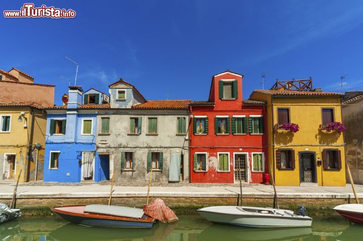 Immagine Le case e le barche: ritratti di vita quotidiana a Burano - fin dai remoti tempi in cui Burano fu fondata, intorno all'800 d.C., la pesca è stata la principale attività dei pochi abitanti che la popolavano e le cose, non sono poi così cambiate. I pescatori sono ancora numerosi sull'isola e proprio a loro si deve la squisitia cucina di pesce che si può gustare nei ristoranti dell'isola, in cui i piatti forti sono schie e gò, rispettivamente un tipo di gamberetti e di pesce, caratteristici della Laguna.  - © Lee Yiu Tung / Shutterstock.com