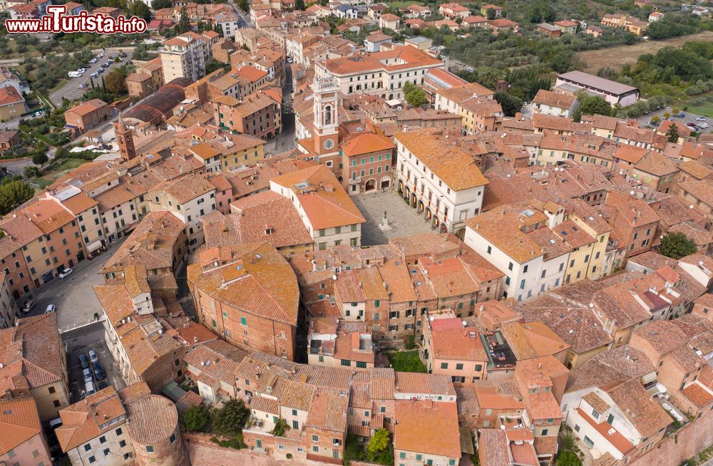 Immagine Le case ed  i palazzi del centro antico di Foiano della Chiana in Toscana, provincia di Arezzo