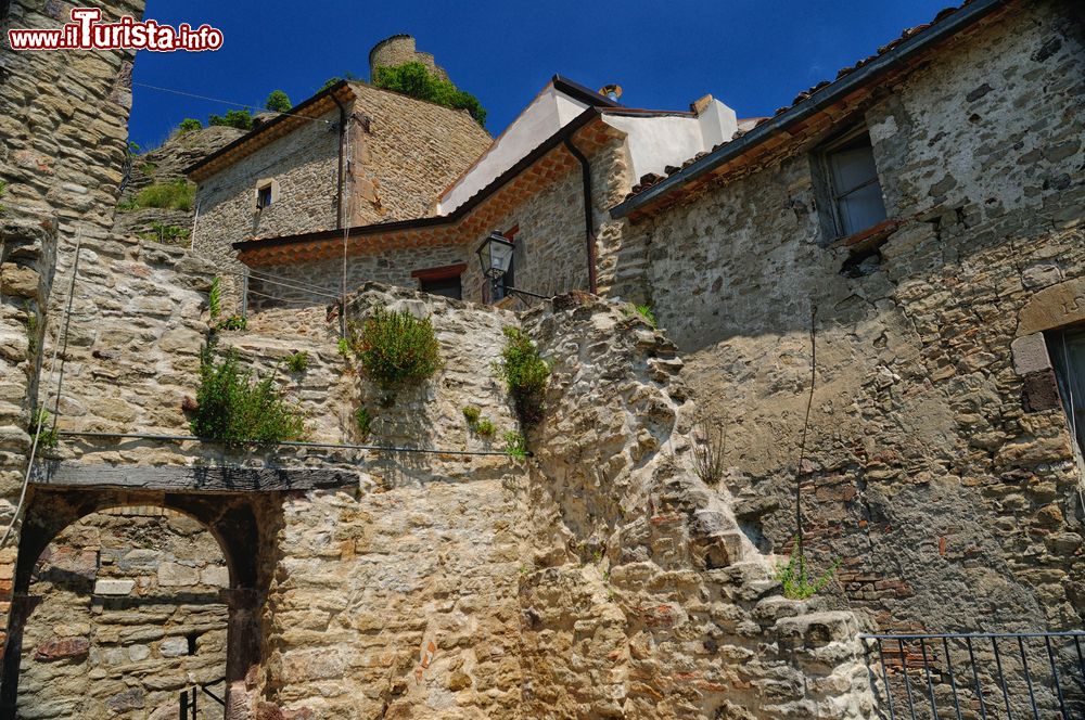 Immagine Le case in pietra del borgo storico di Roccascalegna in Abruzzo