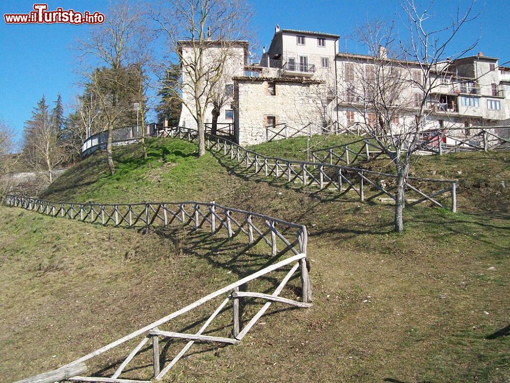Immagine Le case in pietra di Collalto Sabino, uno dei borghi più belli in Italia - © altotemi, CC BY-SA 2.0, Wikipedia