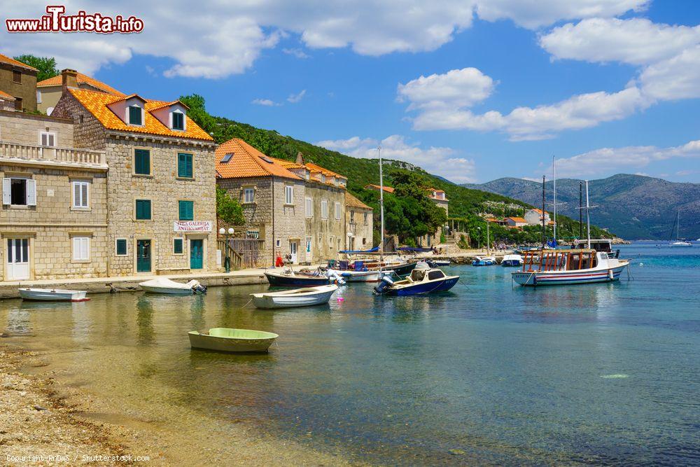 Immagine Le case in pietra nel porto di Sudurad a Sipan, isole Elafiti, Dubrovnik - © RnDmS / Shutterstock.com