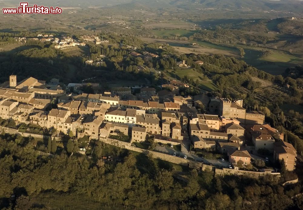 Immagine Le case medievali del centro storico di Casole d'Elsa, Toscana