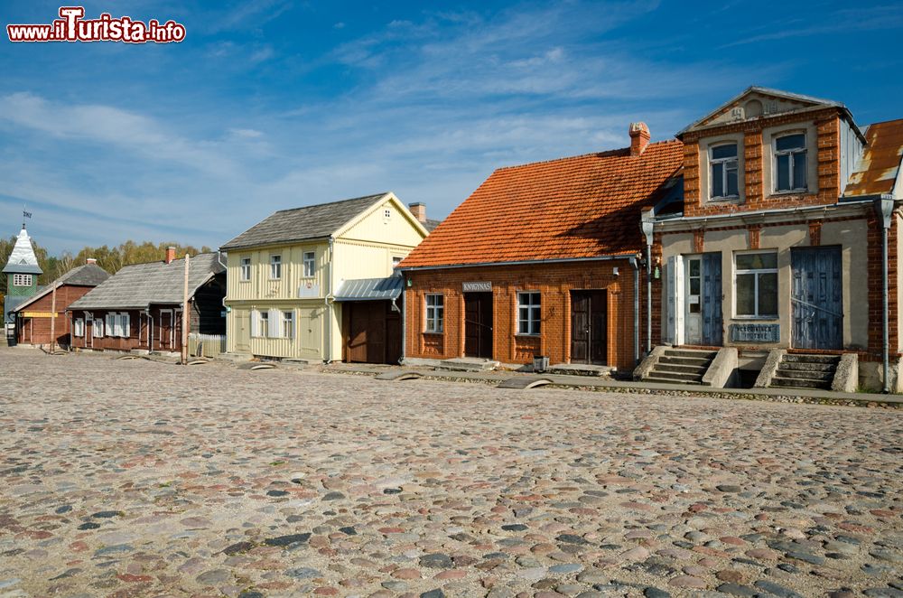 Immagine Le case riassemblate al museo etnografico di Kaunas, nei pressi di Rumsiskes, Lituania.