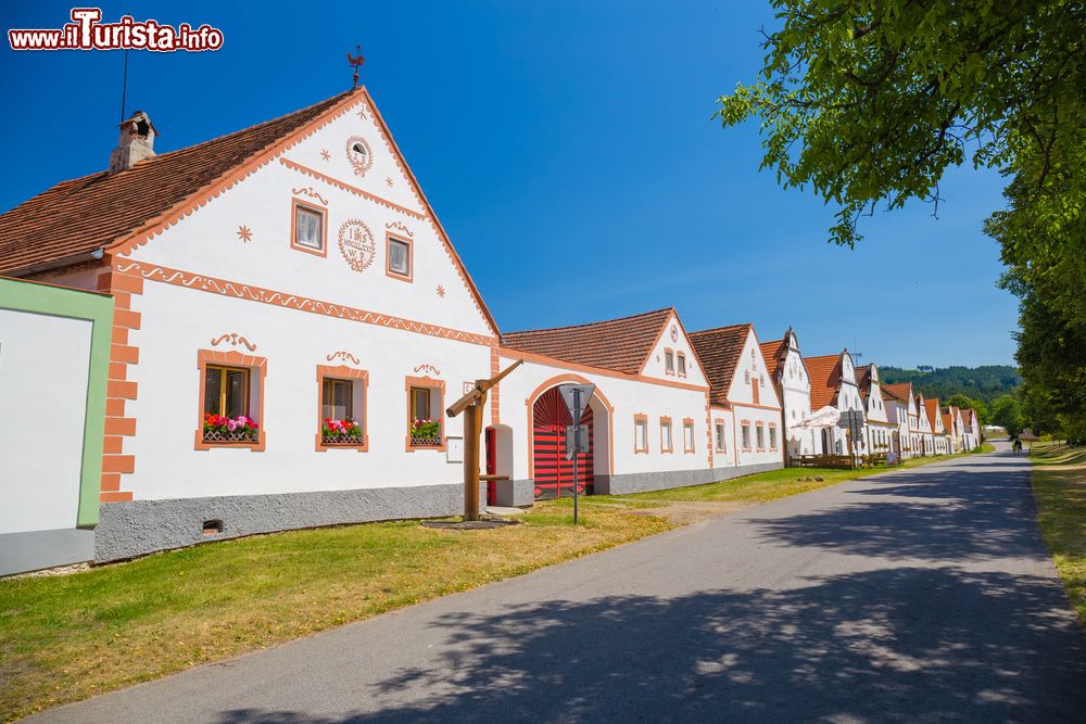 Immagine Le case rustiche di Holasovice, un villaggio della Repubblica Ceca