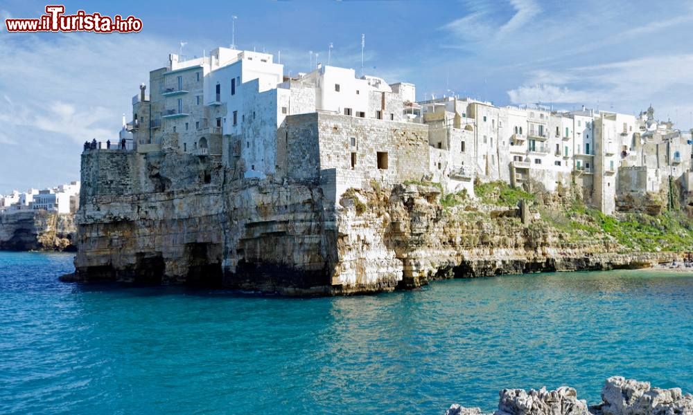 Immagine Le case sulla scogliera di Polignano a Mare in Puglia