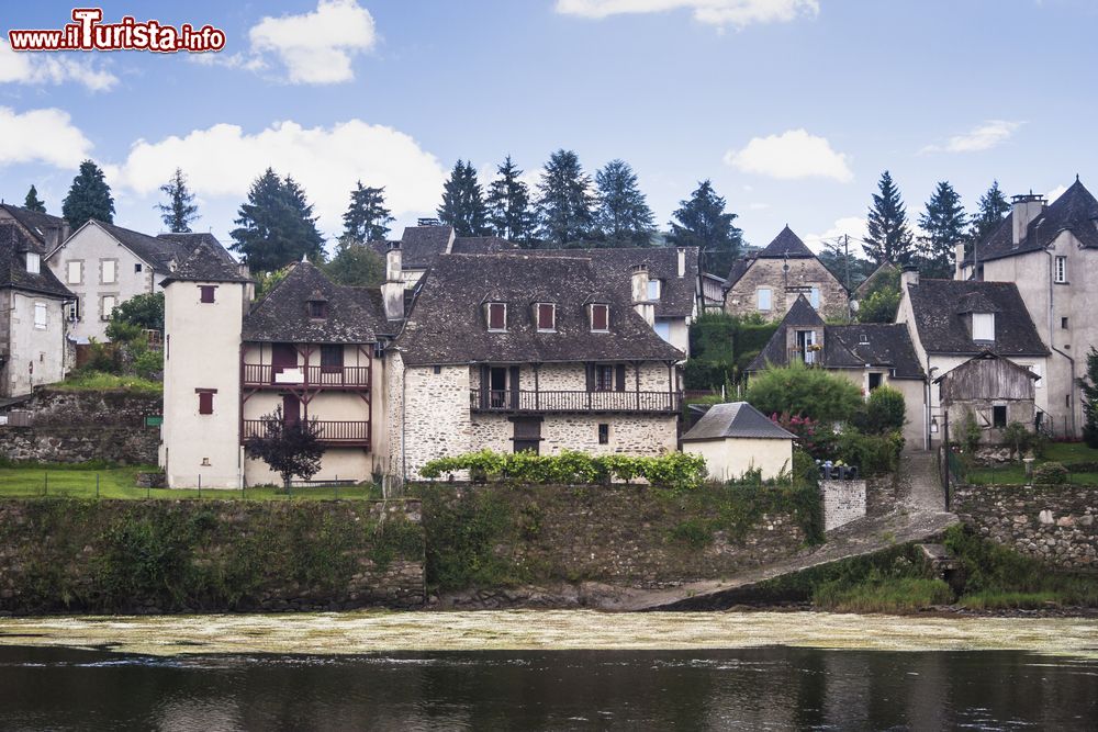 Immagine Le case sulle rive della Dordogna ad Argentat in Francia