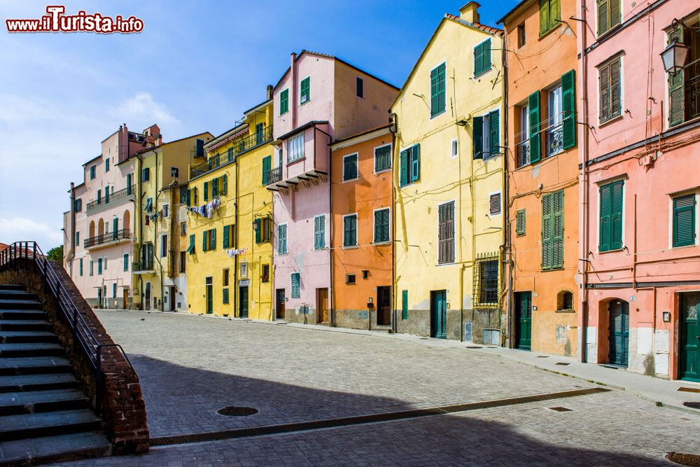 Immagine Le case variopinte nella piazza medievale di Parasio a Porto Maurizio, Liguria. Questo antico borgo offre pittoreschi scorci ad iniziare da quello sulle abitazioni con le facciate colorate.