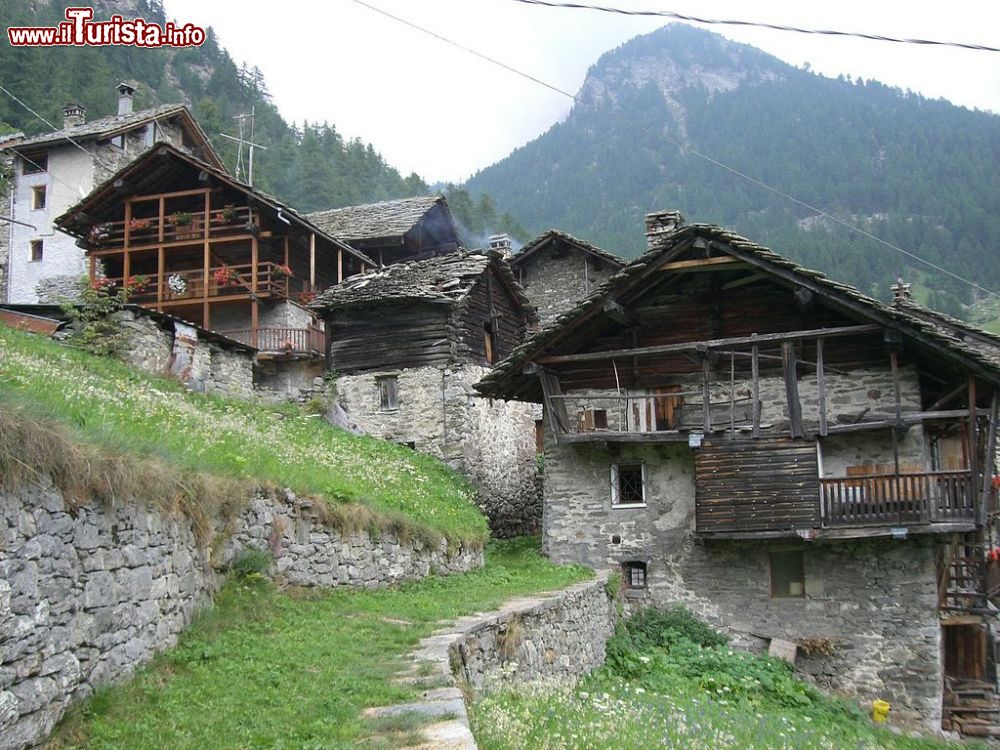 Immagine Le case Walser di Niel a Gaby in Valle d'Aosta - © Tenam2 - CC BY-SA 3.0, Wikipedia