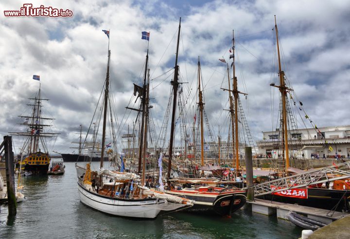 Immagine Celebrazioni del Festival Marittimo Internazionale di Brest, Francia - Sfilate di imbarcazioni e velieri, concerti, giochi pirotecnici, mostre e convegni caratterizzano il Festival Marittimo di Brest che ogni quattro anni raduna in questa bella cittadina della Bretagna gli appassionati del mare provenienti da tutto il mondo © kaband / Shutterstock.com