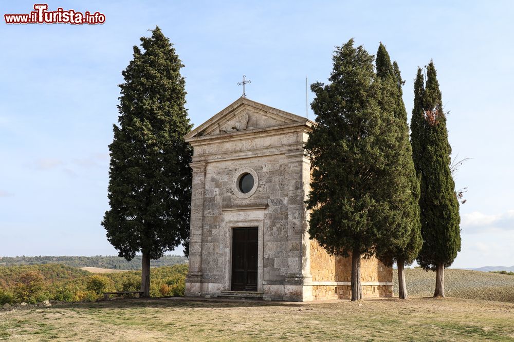 Immagine Le celebre Cappella di Vitaleta nelle campagne di San Quirico d'Orcia in Toscana  - © livethemoment / shutterstock.com