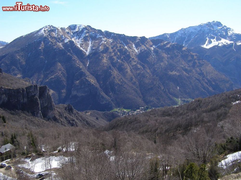 Immagine Le cime del Due Mani e del Resegone e Ballabio in Valsassina in basso - © Andrzej Otrębski -CC BY-SA 3.0, Wikipedia