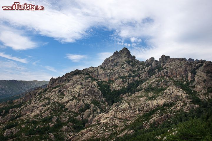 Immagine Le Cime di Bavella: il trionfo della natura nel cuore della Corsica - Le Cime di Bavella, situate a circa 30 chilometri dal centro abitato di Solenzara, rappresentano un'altro lato dell'affascinante Corsica, un'isola in cui oltre al mare e alle spiagge favolose, si può godere di un'incredibile natura. Il Col di Bavella, che possiamo ammirare in questa foto, è un vero e proprio paradiso per gli amanti delle escursioni all'aria aperta e del trekking.  - © bensliman hassan / Shutterstock.com