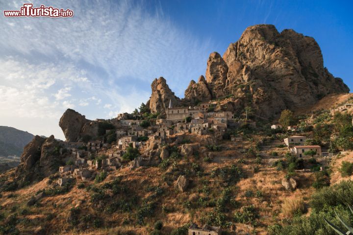 Immagine Le cinque dita di roccia che danno il nome alla "città fantasma" di Pentedattilo, il borgo della Calabria meridionale- © Quanthem / Shutterstock.com