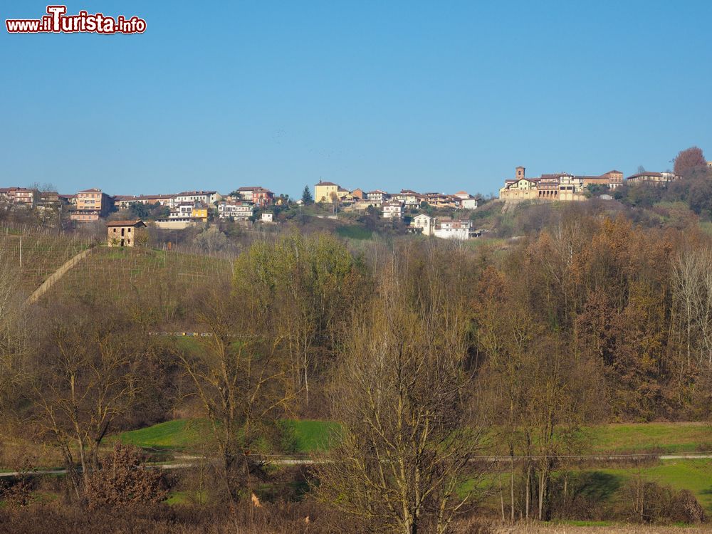 Immagine Le colline del Roero e la cittadina di Monta in Piemonte, provincia di Cuneo