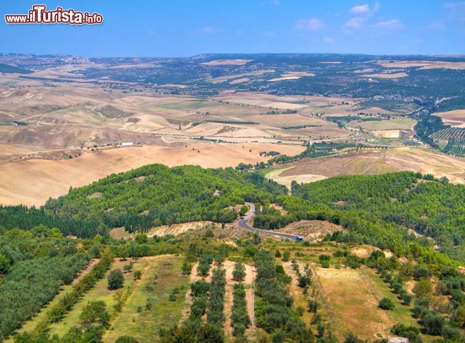 Immagine Le colline della Basilicata che circondano la cittadina di Montescaglioso, in provincia di Matera - © Mi.Ti. / Shutterstock.com
