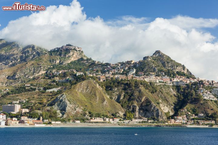 Immagine Le colline di Taormina, Sicilia. Situata nella città metropolitana di Messina, Taormina è uno dei centri turistici internazionali di maggior importanza della Sicilia conosciuto in tutto il mondo per il paesaggio naturale, i monumenti storici e le sue bellezze marine. In questa immagine, i bei pendii di questa celebre località.