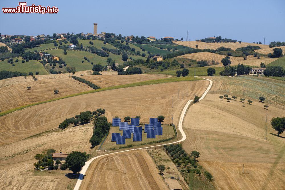 Immagine Le colline marchigiane tra Montecassiano e Montefano nelle Marche, nella stagione estiva