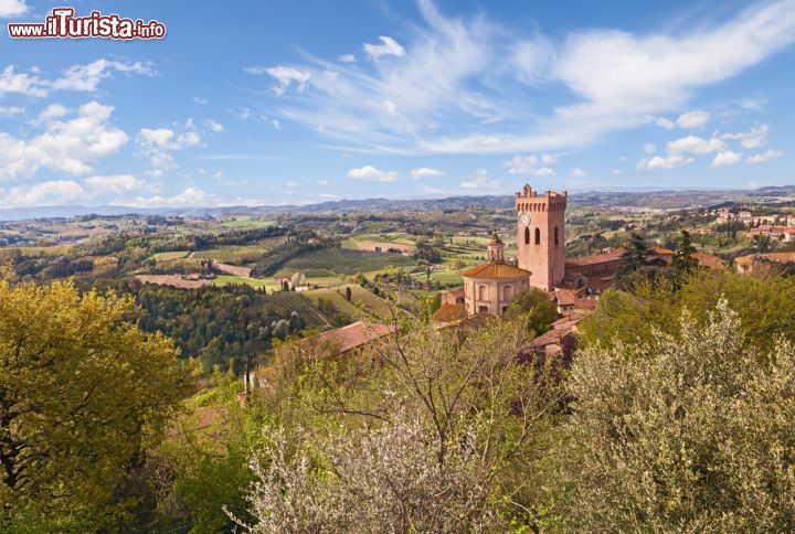 Immagine Le colline toscane a sud di San Miniato: in primo piano il cuore del borgo medievale che rimane tra Pisa e Firenze, lungo la valle dell'Arno - © ermess / Shutterstock.com