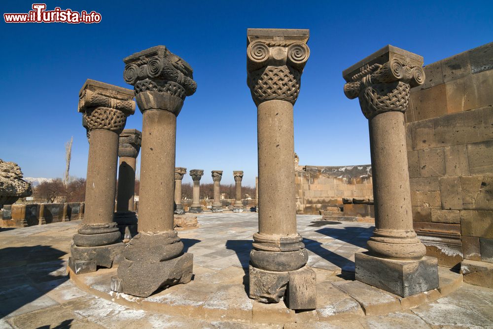 Immagine Le colonne della Cattedrale Zvartnots, uno dei siti archeologici di Yerevan, Armenia.