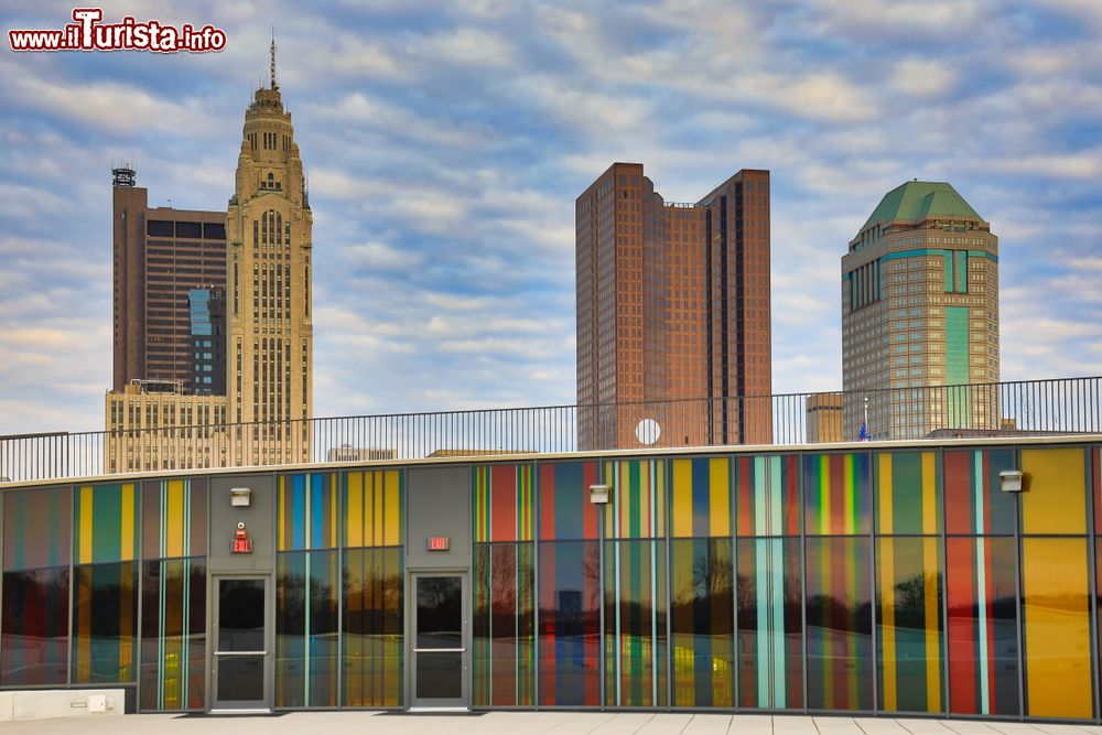 Immagine Le colorate vetrate del Veterans Memorial Museum a Columbus, stato dell'Ohio. Costruito con 28 milioni di chili di cemento, questo edificio ad arco sembra emergere dal terreno. Ha una superficie di 50 mila metri quadrati e si affaccia sul fiume Scioto.