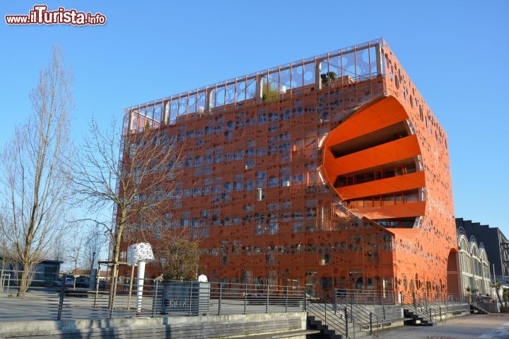 Immagine Le Cube Orange nel quartiere della Confluence a Lione, Francia. Ospita il Pavillon des Salines, edificio fluorescente disegnato dallo studio Jacob + MacFerlane.
