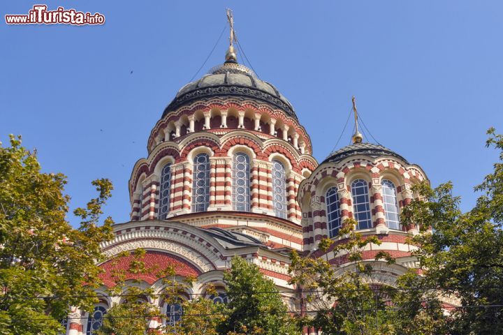 Immagine Le cupole della Cattedrale dell'Annunciazione con lo sfondo del cielo blu a Kharkiv, Ucraina. Stile bizantino-russo con alternanza di filari di mattoni rossi e intonaco chiaro per la cattedrale dell'Annunciazione della Madre di Dio