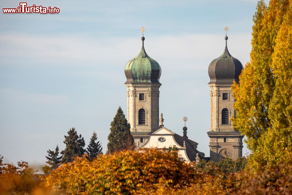 Immagine Le cupole delle torri della chiesa evangelica di Friedrichshafen, la Schlosskirche. Siamo in Germania, nel Land del Baden-Wurttemberg.