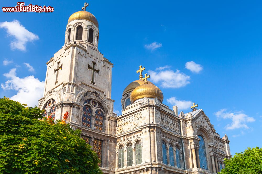 Immagine Le cupole dorate della cattedrale ortodossa di Varna, Bulgaria, in una giornata di sole.