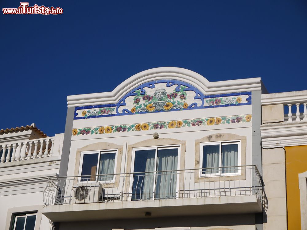 Immagine Le decorazioni di una tipica facciata in un edificio di Loulé, Portogallo.