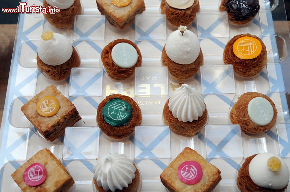 Immagine Le dolci creazioni di Maison d'Aleph a Parigi, Francia. Questa graziosa boutique dall'atmosfera orientale si trova al 20 di Rue de la Verrerie nel IX° arrondissement - © Sonja Vietto Ramus