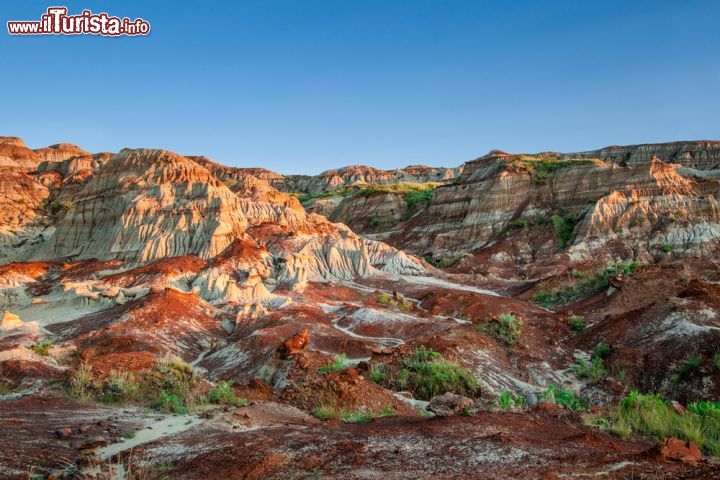 Immagine Le Drumheller badlands al tramonto presso il Dinosaur Provincial Park in Alberta. Il parco è oggi un sito Patrimonio dell'umanità UNESCO in Canada - © Ronnie Chua / Shutterstock.com