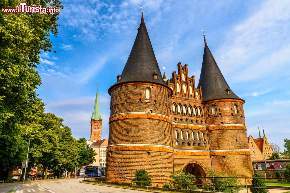 Immagine Le due torri circolari dell'Holstentor collegate da un edificio in mattoni, Lubecca, Germania. E' uno dei monumenti più celebri di tutto il paese.